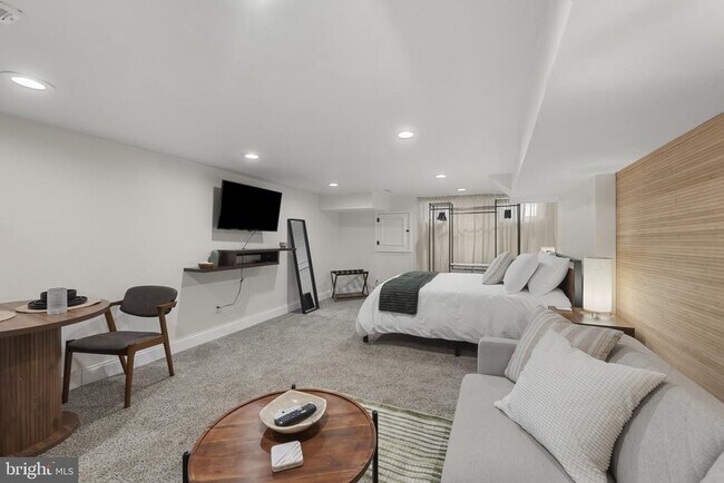 Building Photo - 737 Dolphin St