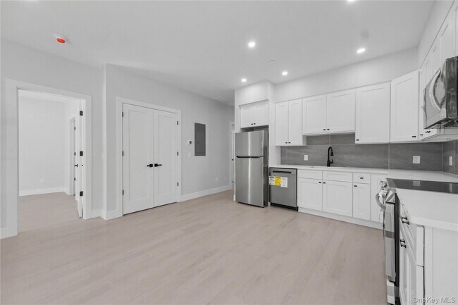 Building Photo - 10 Market St