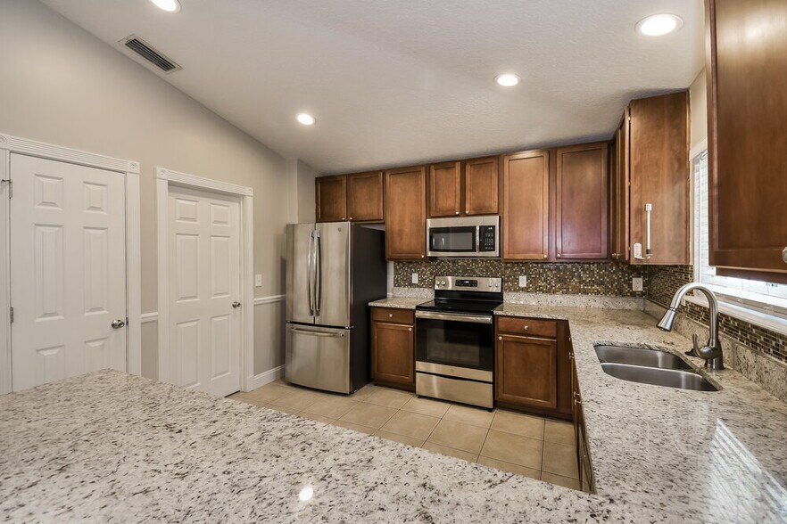 Building Photo - 7206 S Beekman Lake Dr