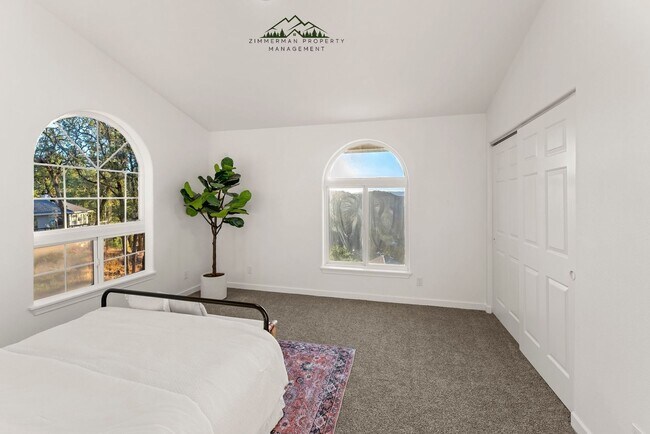 Building Photo - 4 bedroom 2.5 bathroom home with Panoramic views!