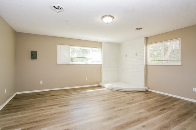 Building Photo - 1305 Coburg Rd