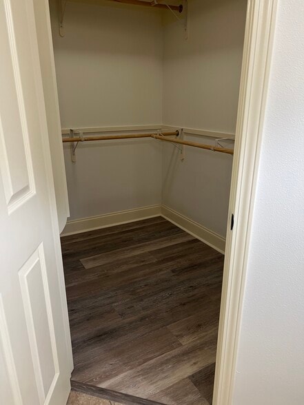 Master Closet - 37140 Woodgate Ave