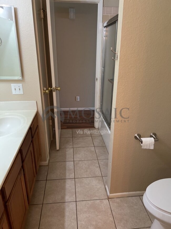 Building Photo - 921 S Val Vista Dr