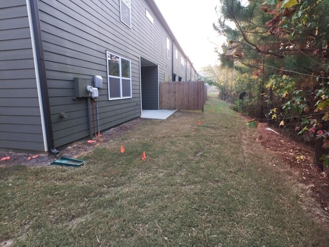 Building Photo - Modern 3BR Townhome - Swim/Tennis and More!