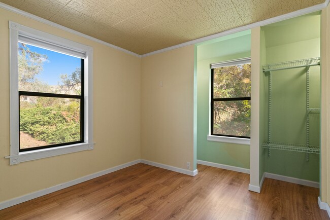Building Photo - 3 Bedroom 1 Bath