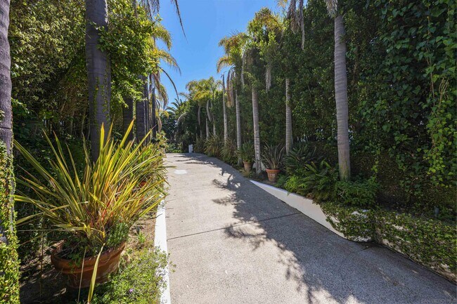 Building Photo - 6690 La Jolla Scenic S Dr