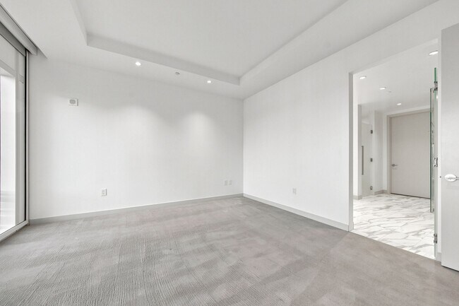 Building Photo - Stunning North Strip/City views from this UNFURNISHED 1+Den/1.5ba residence.