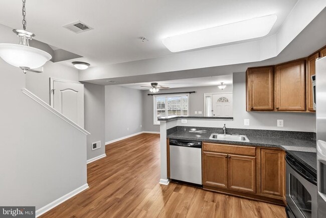 Building Photo - 1900 Lennox Dr