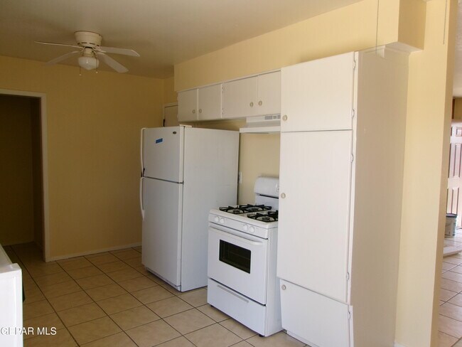 Building Photo - 10037 Oakwood Dr