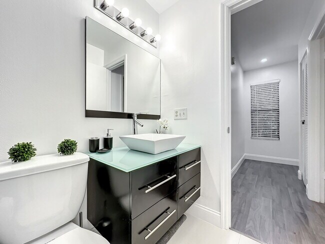 Building Photo - Ernst Court, Orlando, FL 32819 - 2 BR 2.5 BA townhouse