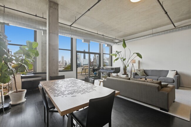 Building Photo - 900 N Kingsbury St