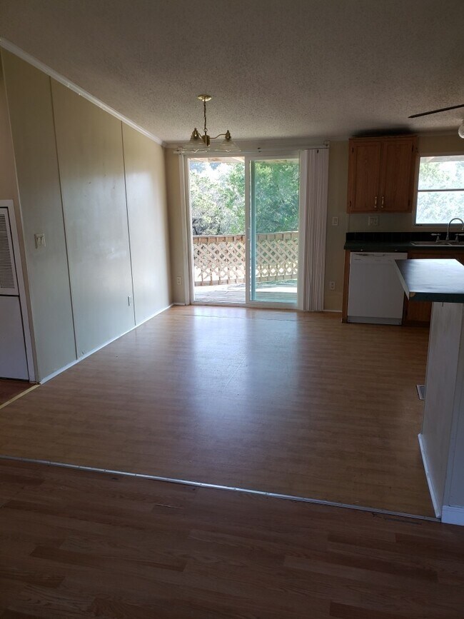 Building Photo - New on Market!