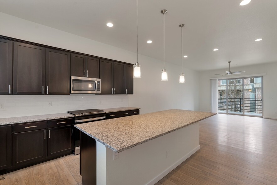 Building Photo - 415 Primrose Ln