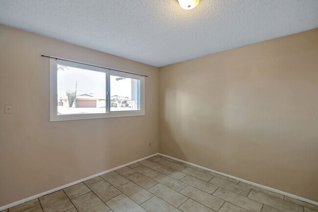 Building Photo - Amazing Tri-Level home close to ASU.  Pool and 2 Car Garage