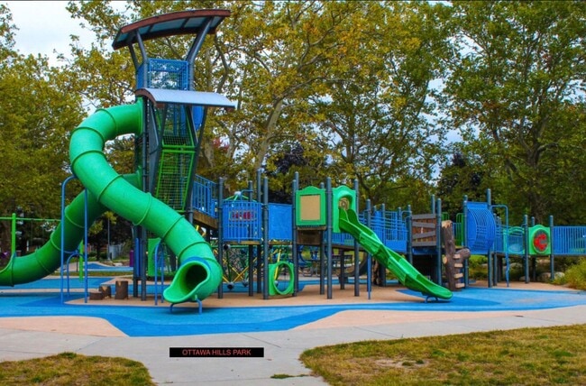 Building Photo - 2 Bed/1.5 Bath Ground floor