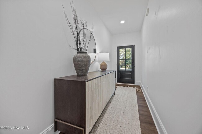 Building Photo - 521 N Hale St