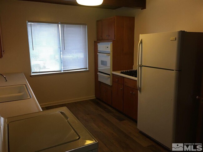 Building Photo - 395 Denslowe Dr