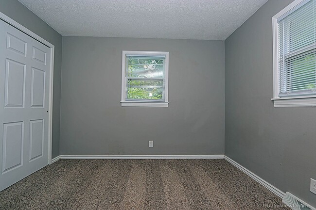 Building Photo - House Close To Campus!