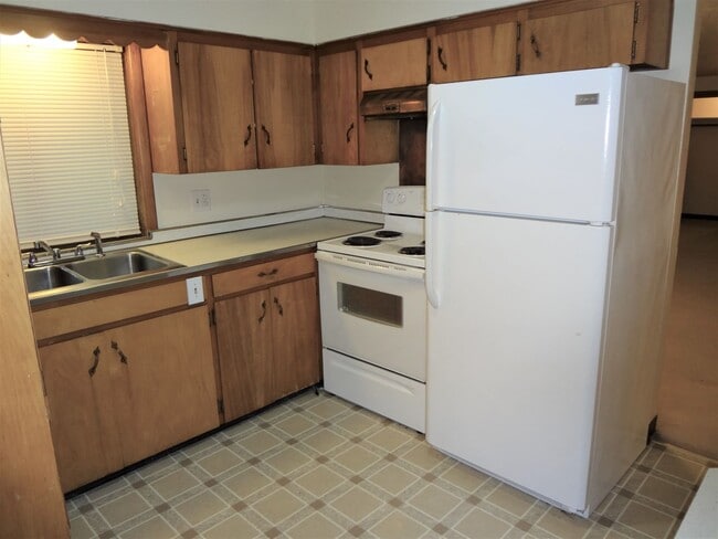 Building Photo - Cozy 1 Bedroom Apartment off East Campus