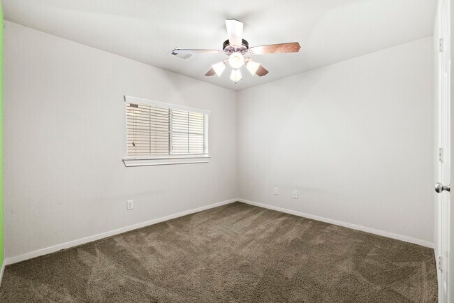 Building Photo - 3334 Clearview Villa Way