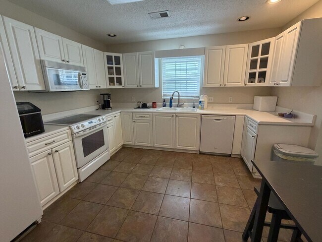 Building Photo - 253 Riverrun Dr