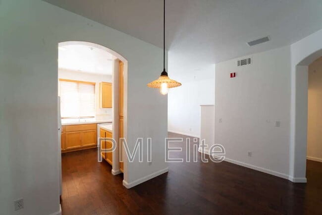 Building Photo - 28254 Canterbury Ct