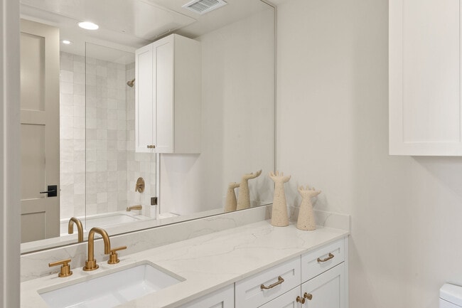 Building Photo - 1325 N Dewey Ave