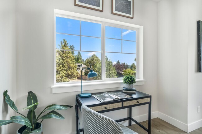 Building Photo - New 2 Bed/1 Bath Duplex Apartment with Two...