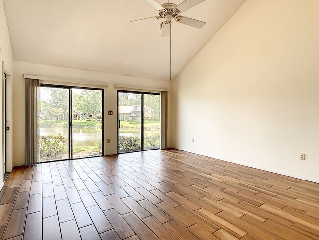 Building Photo - RARE 3 BEDROOM/ 2 BATH IN THE HIGHLY DESIR...