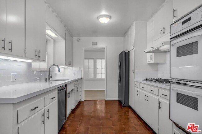 Building Photo - 315 26th St
