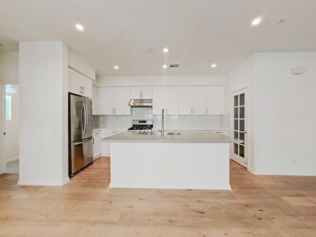 Building Photo - Los Alamitos Condo - 3 Bedroom / 2.5 Bathr...