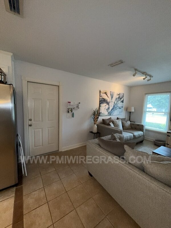 Building Photo - 202 Pondella Dr