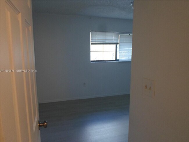 Building Photo - 20760 NE 4th Ct