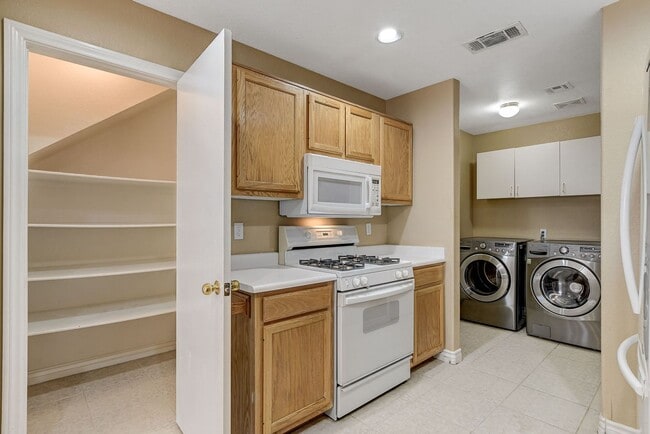 Building Photo - Spacious Townhome w/large yard! Near Summe...