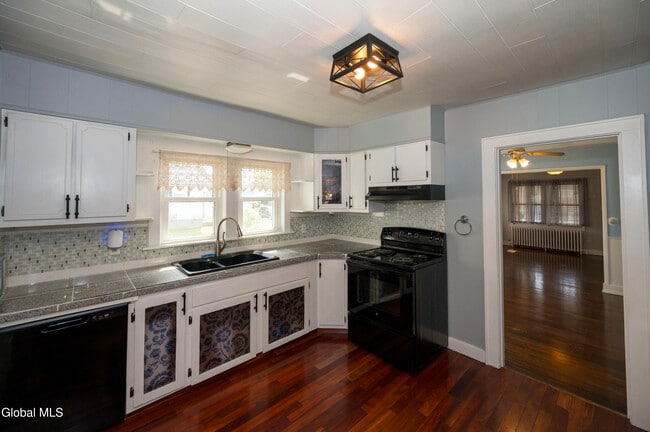 Building Photo - 33 Clinton St