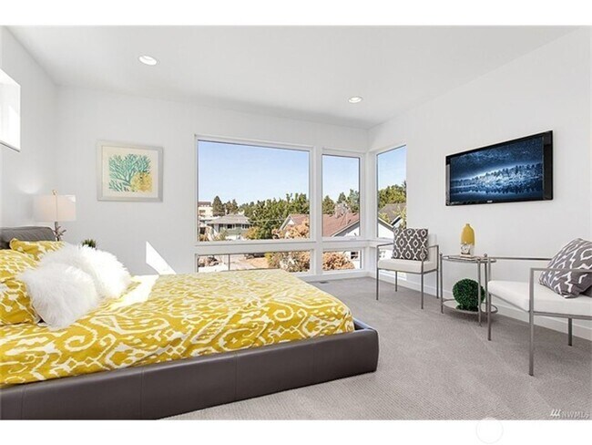 Building Photo - Newer Ballard 3 Bedroom Townhome - Attache...