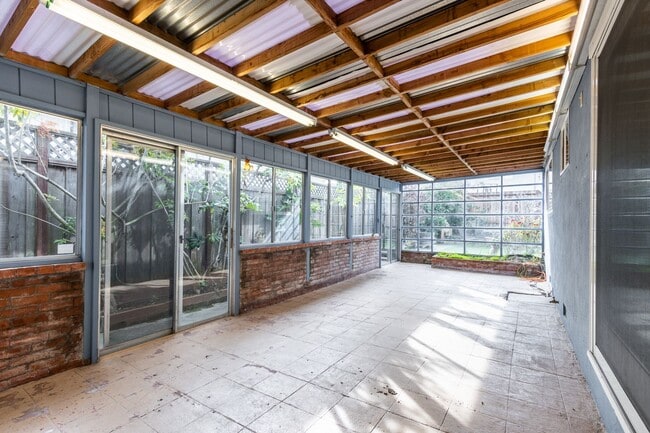 Building Photo - Beautiful & bright 3 bed / 2 Bath San Brun...