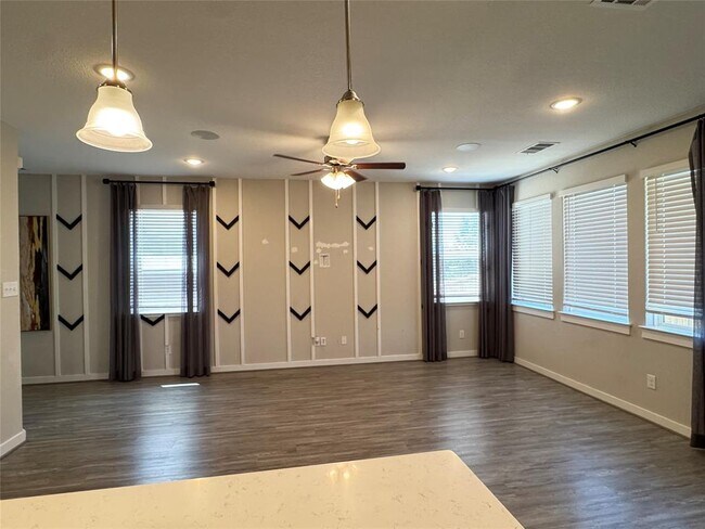 Building Photo - 2328 Calvert Dr