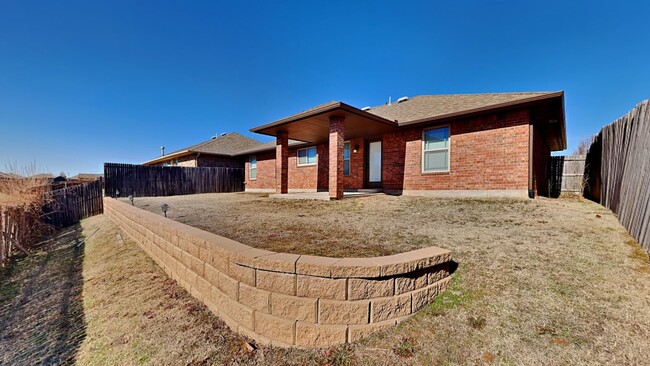 Building Photo - Beautiful Home in Mustang Schools!