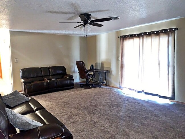 Building Photo - 3 Bedroom, 2 Bath, 2 car garage