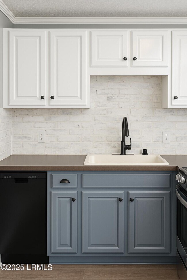 Building Photo - 174 James St