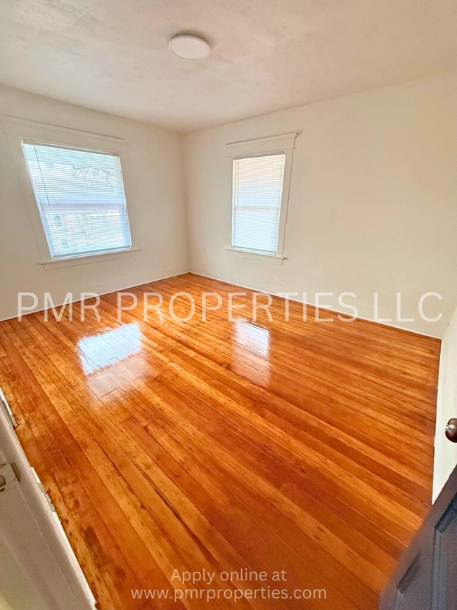 Building Photo - 3 Bedrooms / 1 Bathroom House