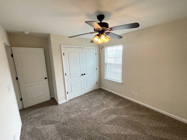 Building Photo - White House townhome- lawn care included, ...