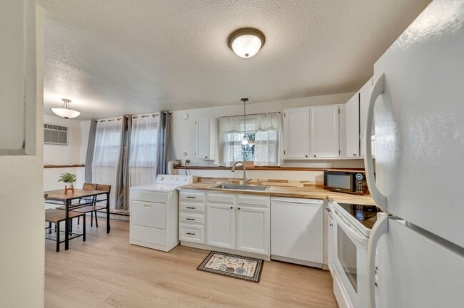 Building Photo - 4120 Lakeview Dr