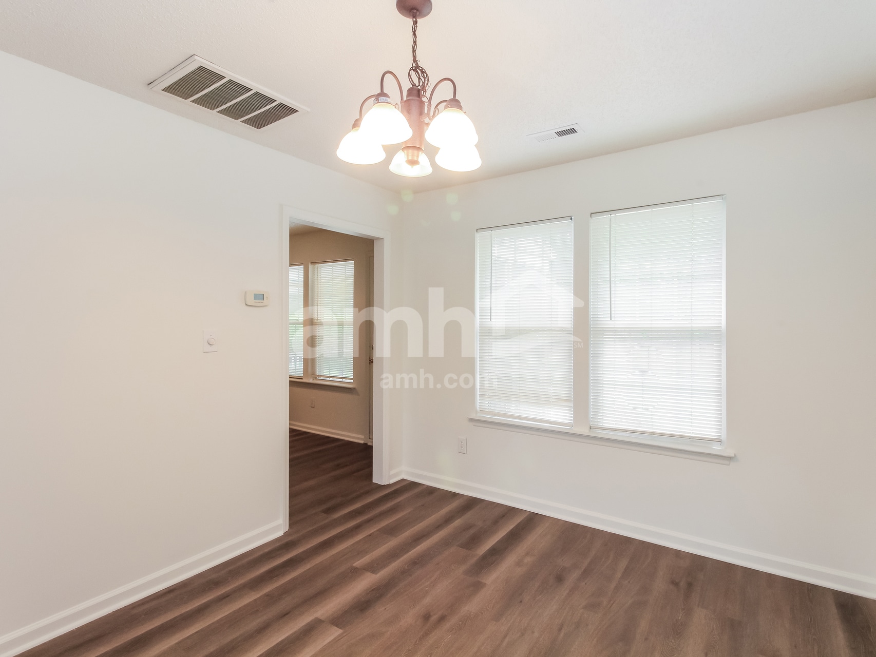 Building Photo - 628 Windsor Dr SE