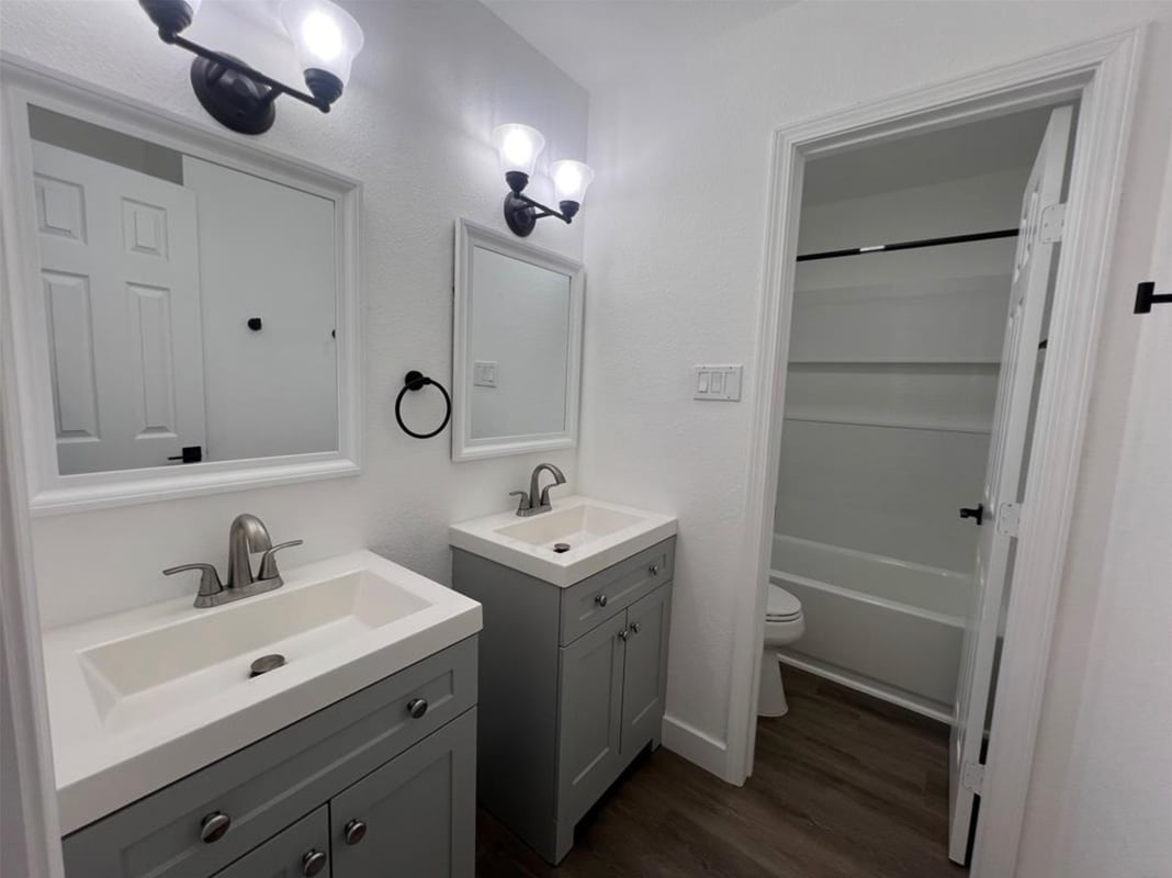 Building Photo - 450 Shady Bluff Dr