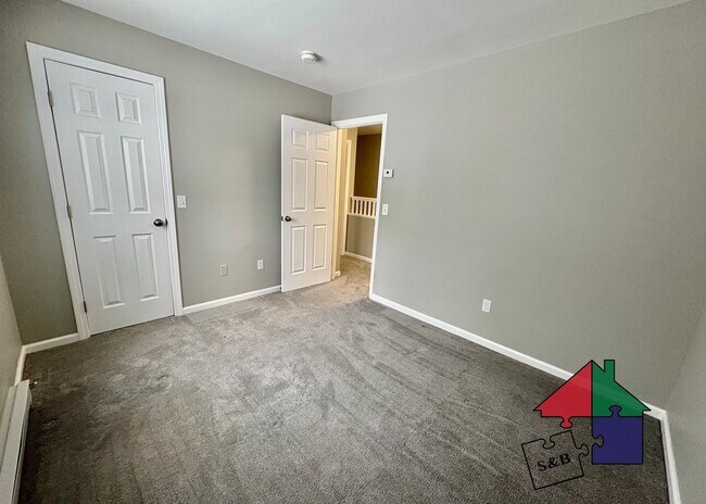 Building Photo - Modern 3 Bedroom 2.5 Bathroom Shelburne Apartment!