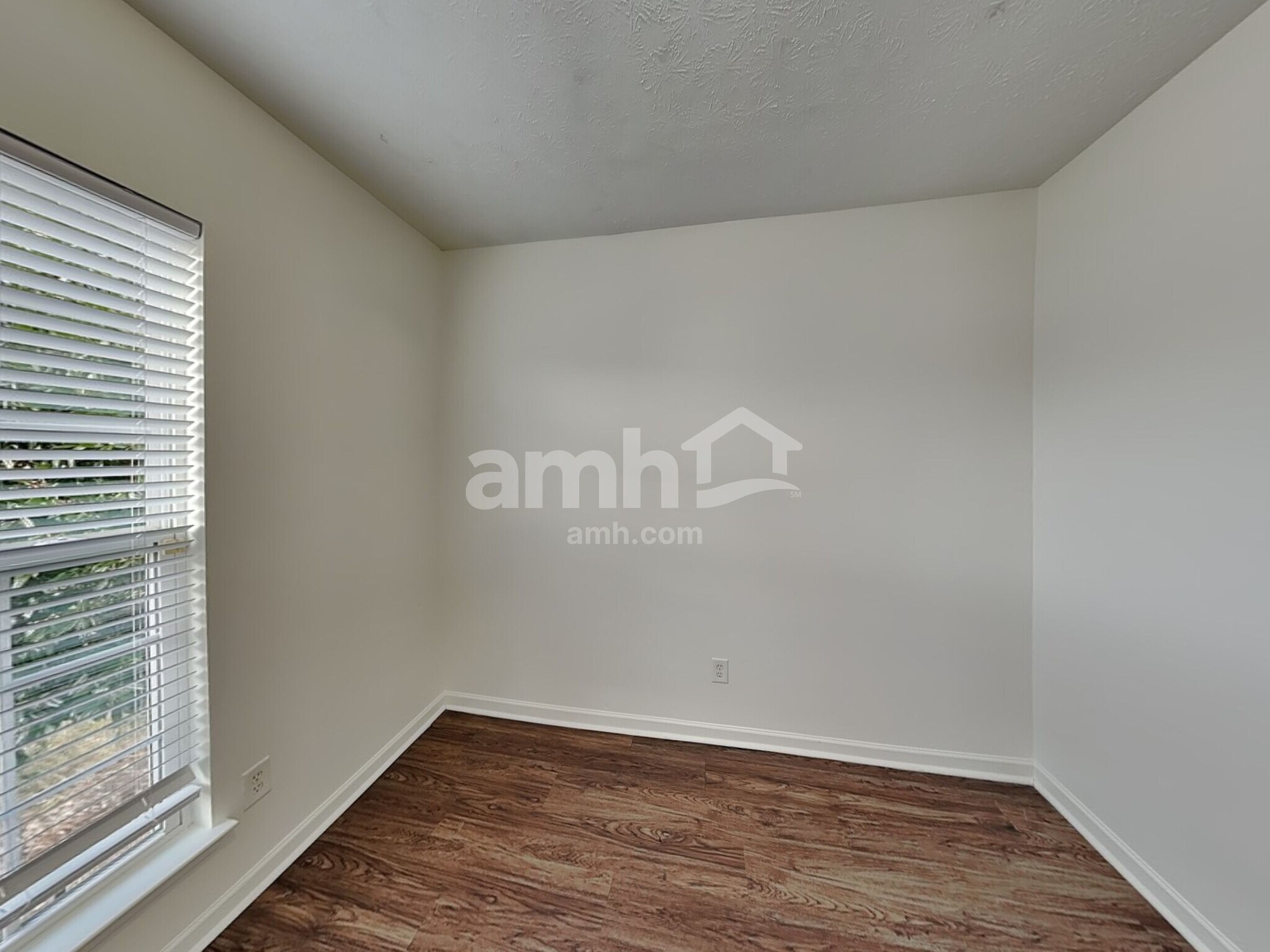 Building Photo - 432 Creekside Ln