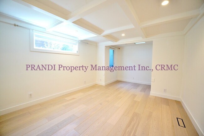 Building Photo - Air Conditioned San Rafael House with Pano...