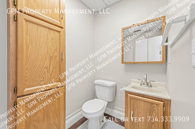 Building Photo - 412 Grand River Ave